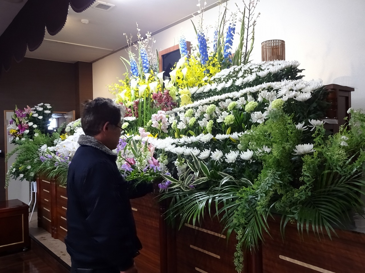 祭壇の花の写真 祭壇の花の写真