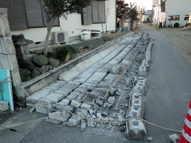 崩落写真ブロック塀