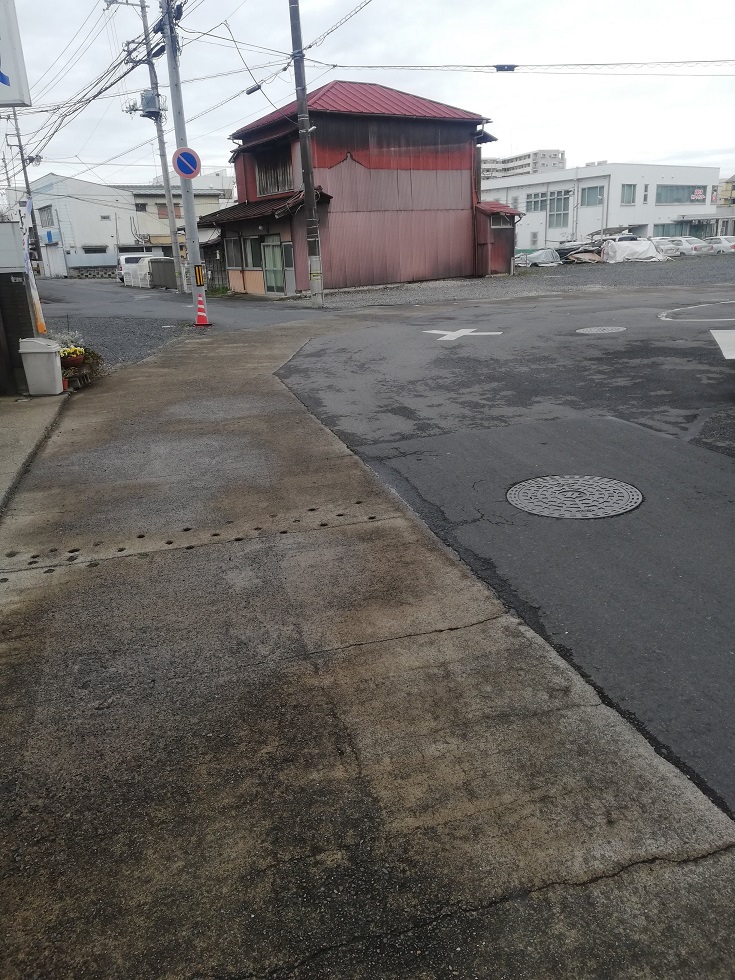 変則五叉路交差点で右にカーブ 変則五叉路交差点で右にカーブ