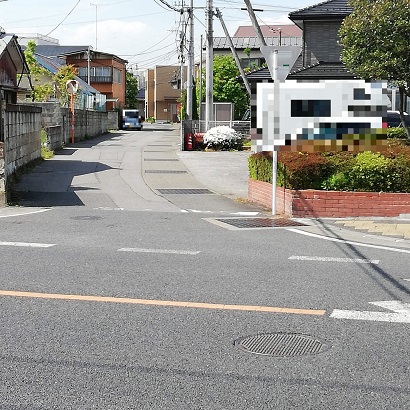 路地はカーブして新鹿沼駅前通りへ 路地はカーブして新鹿沼駅前通りへ