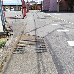 JA前で暗渠が左から右へ JA前で暗渠が左から右へ