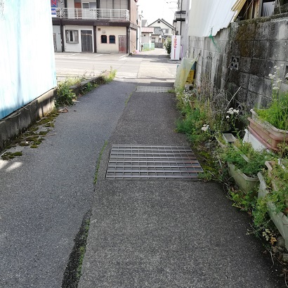 暗渠は道路を渡って住宅地へ 暗渠は道路を渡って住宅地へ