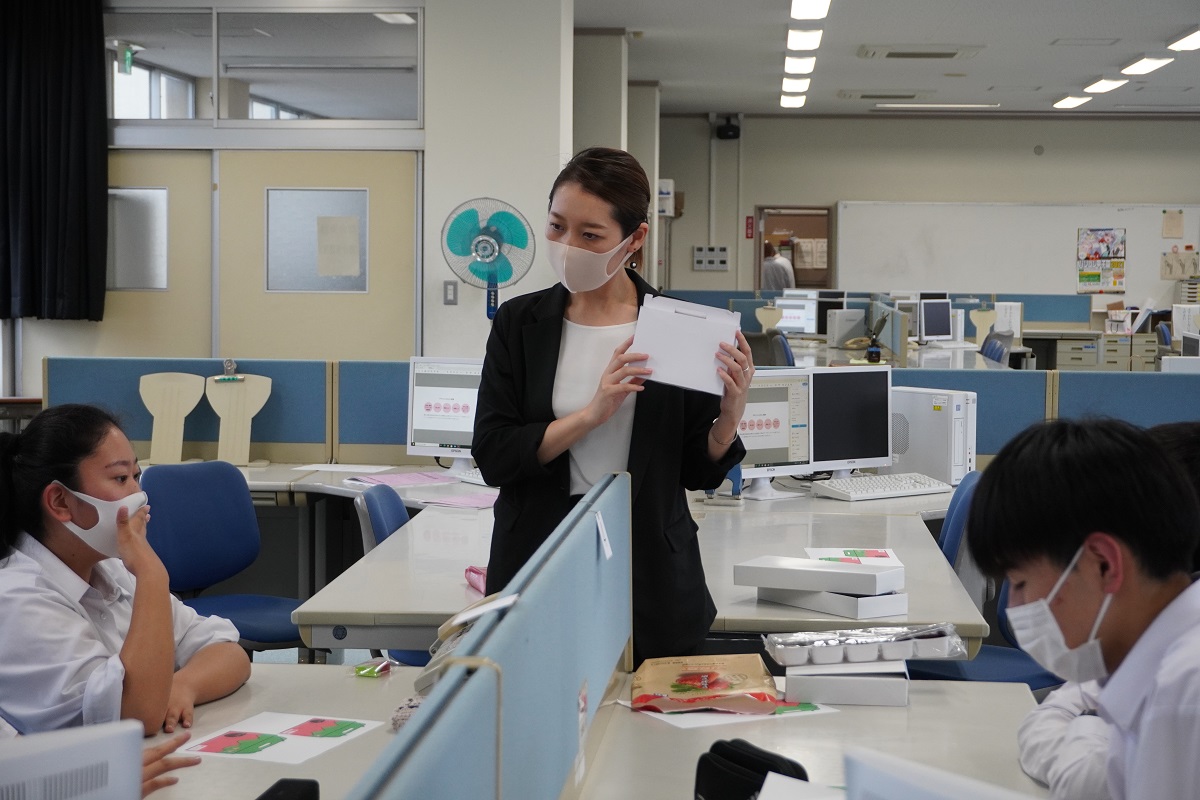 パッケージを持って説明する講師 パッケージを持って説明する講師