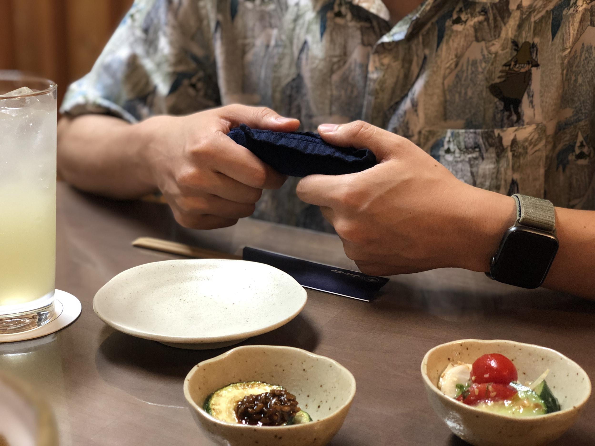 おしぼりを受け取る おしぼりを受け取る