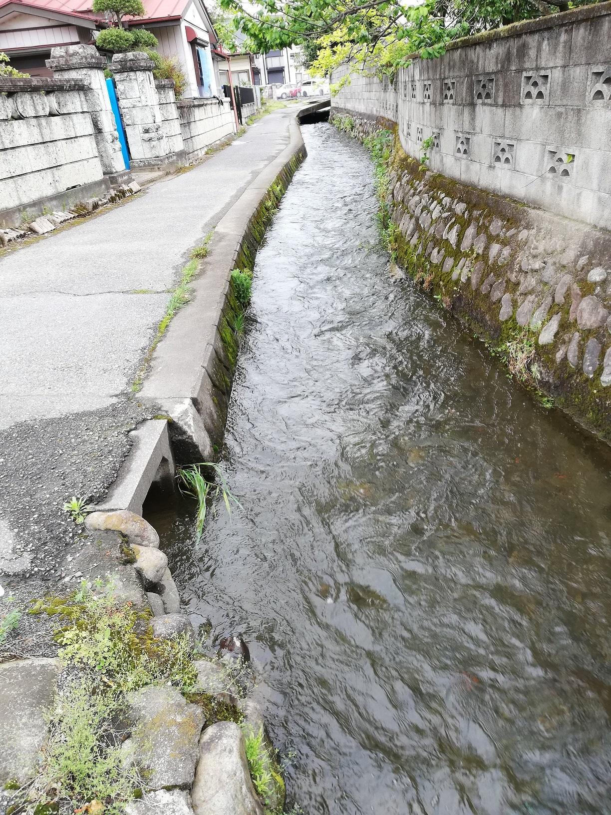 玉石の壁に沿って流れる 玉石の壁に沿って流れる