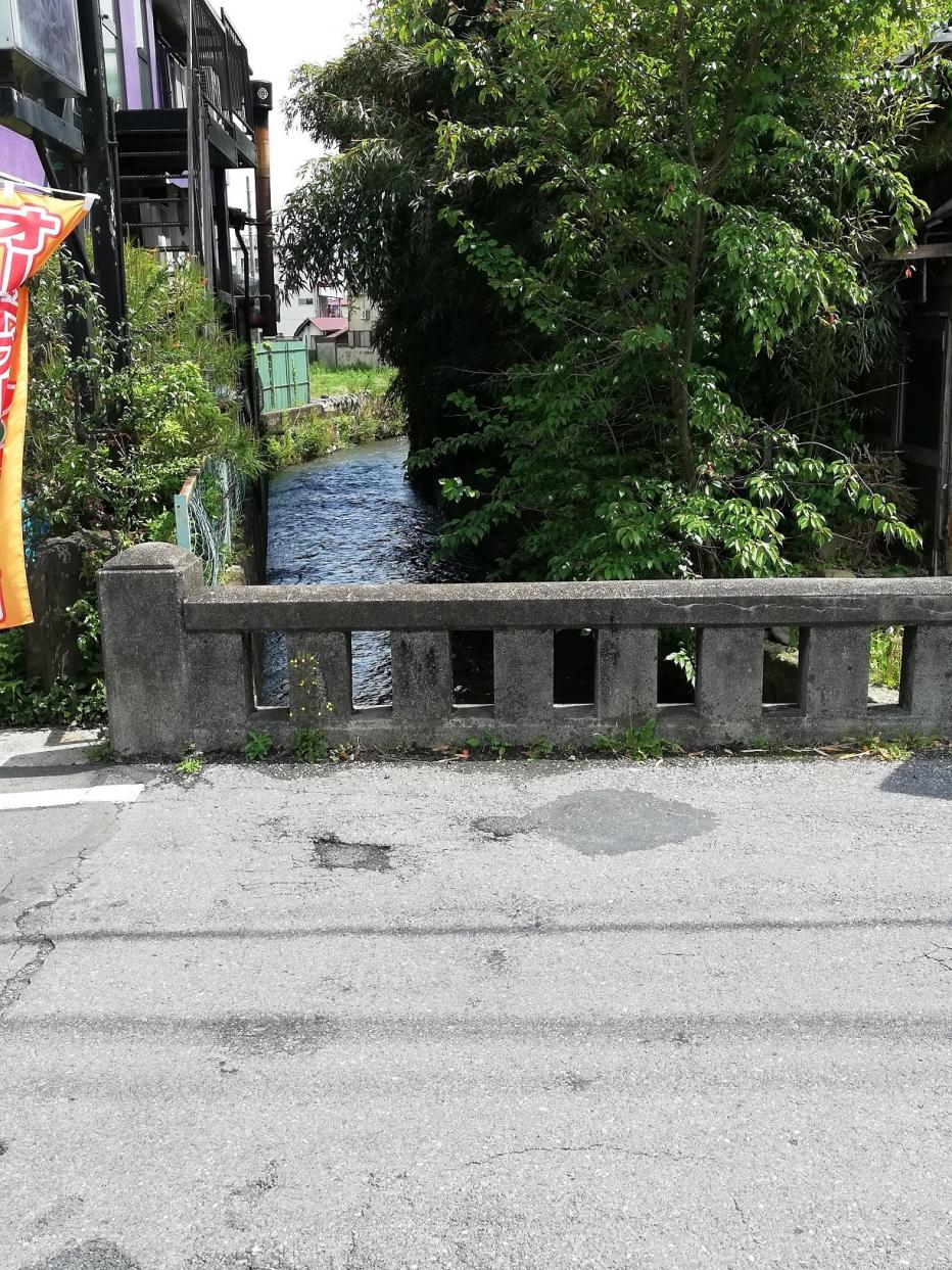 寿司屋の横 寿司屋の横