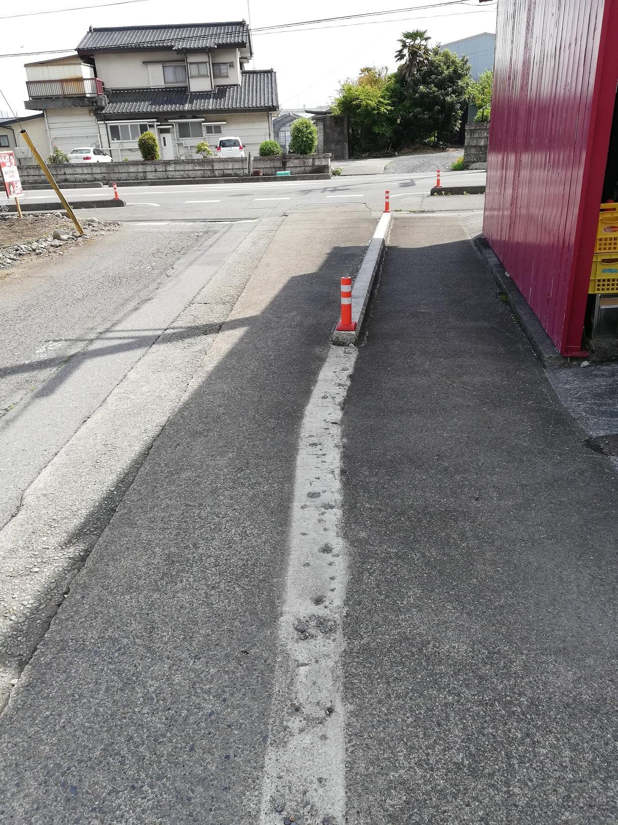 暗渠のまま貝島街道を横切る