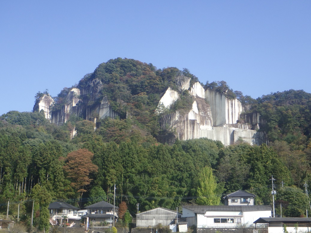 深岩山の石切り場の紅葉