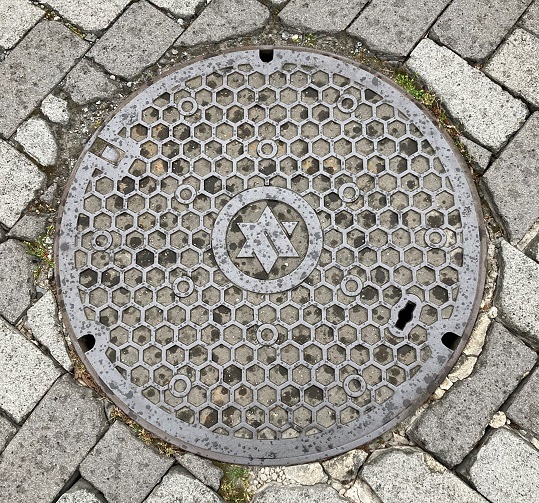 9亀甲柄マンホール