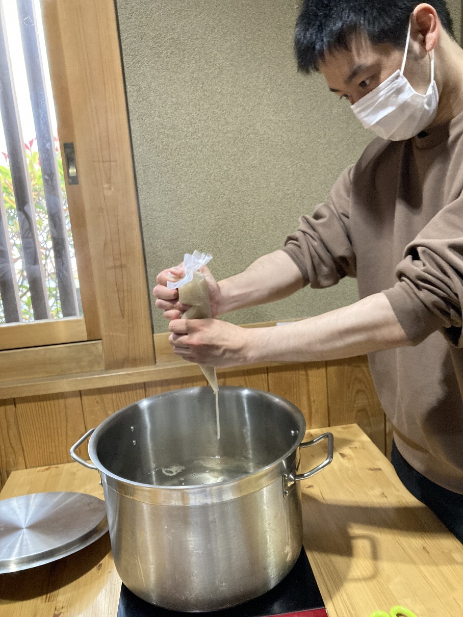 (17)こんにゃくを絞るお兄さん