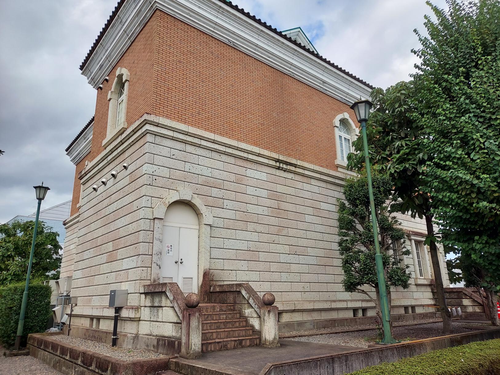 睦町川上澄生美術館外壁