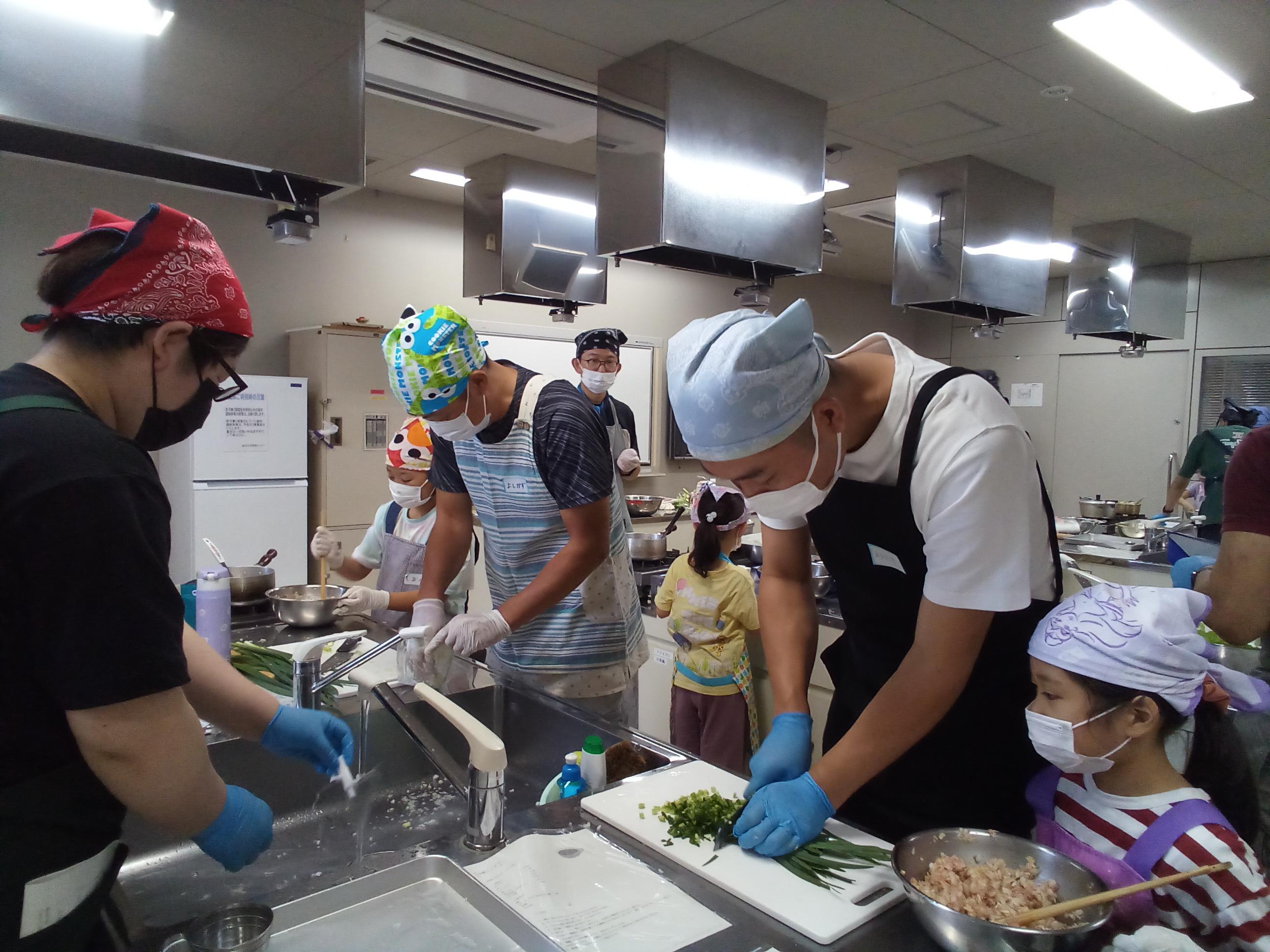 餃子づくり。にらを切っている様子