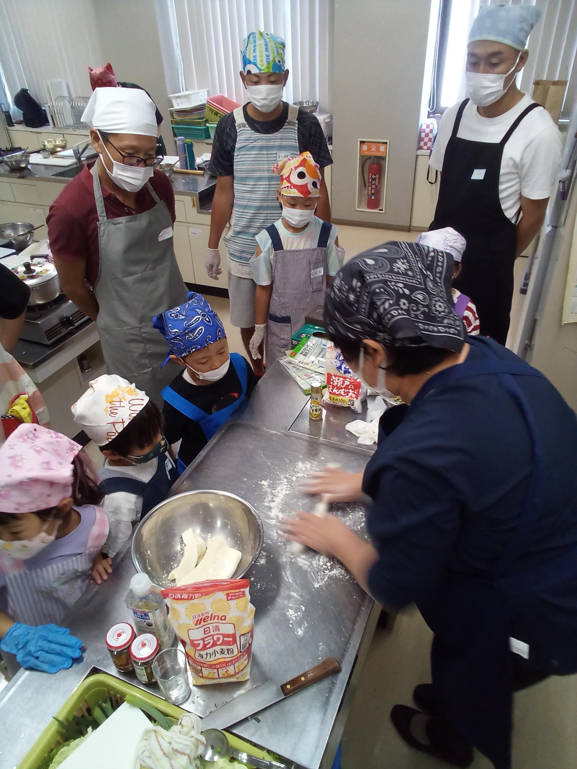餃子の皮を作っている様子