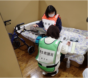 段ボールベッドと歩行車