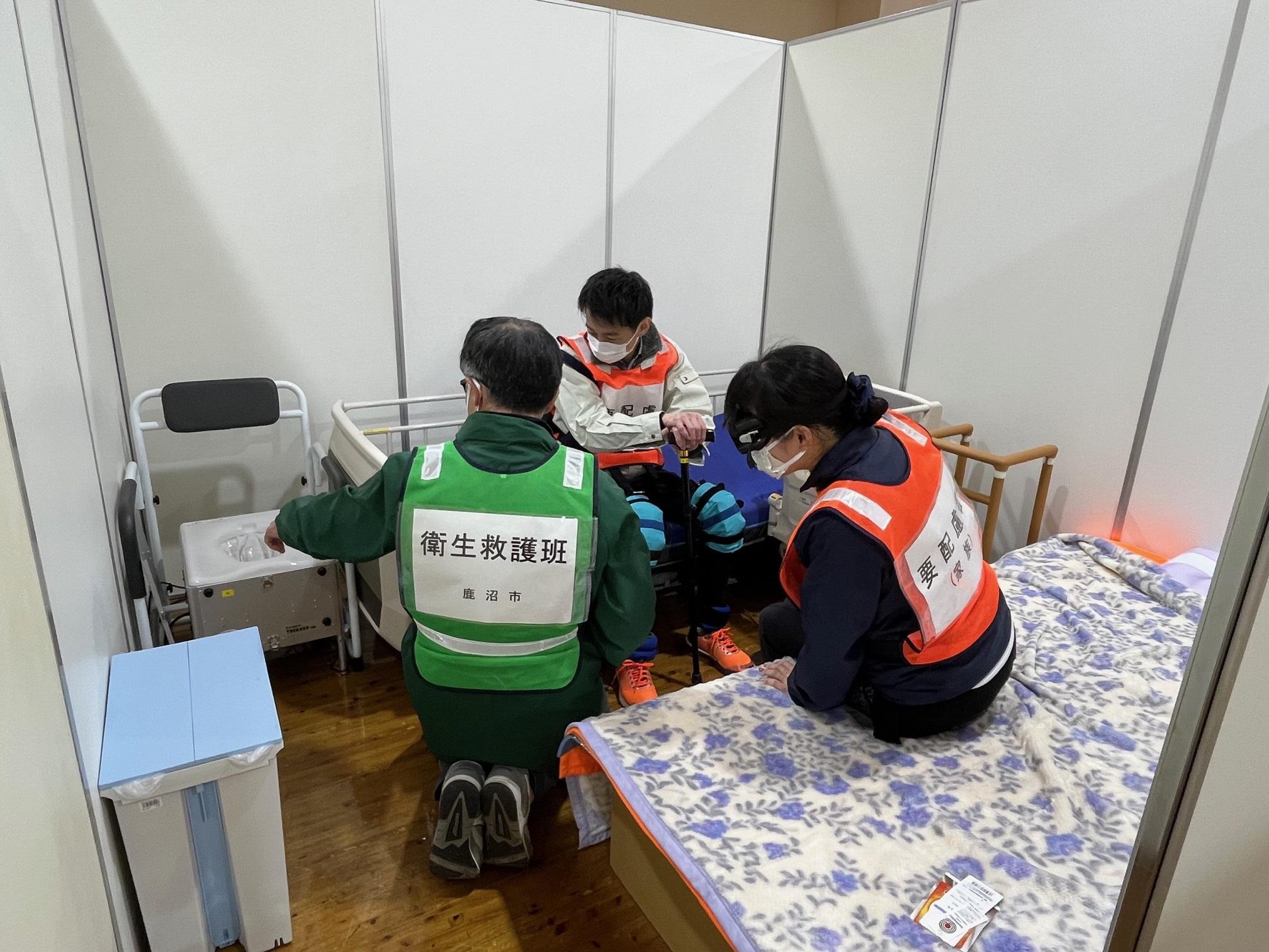 介護用ベッドとポータブルトイレ