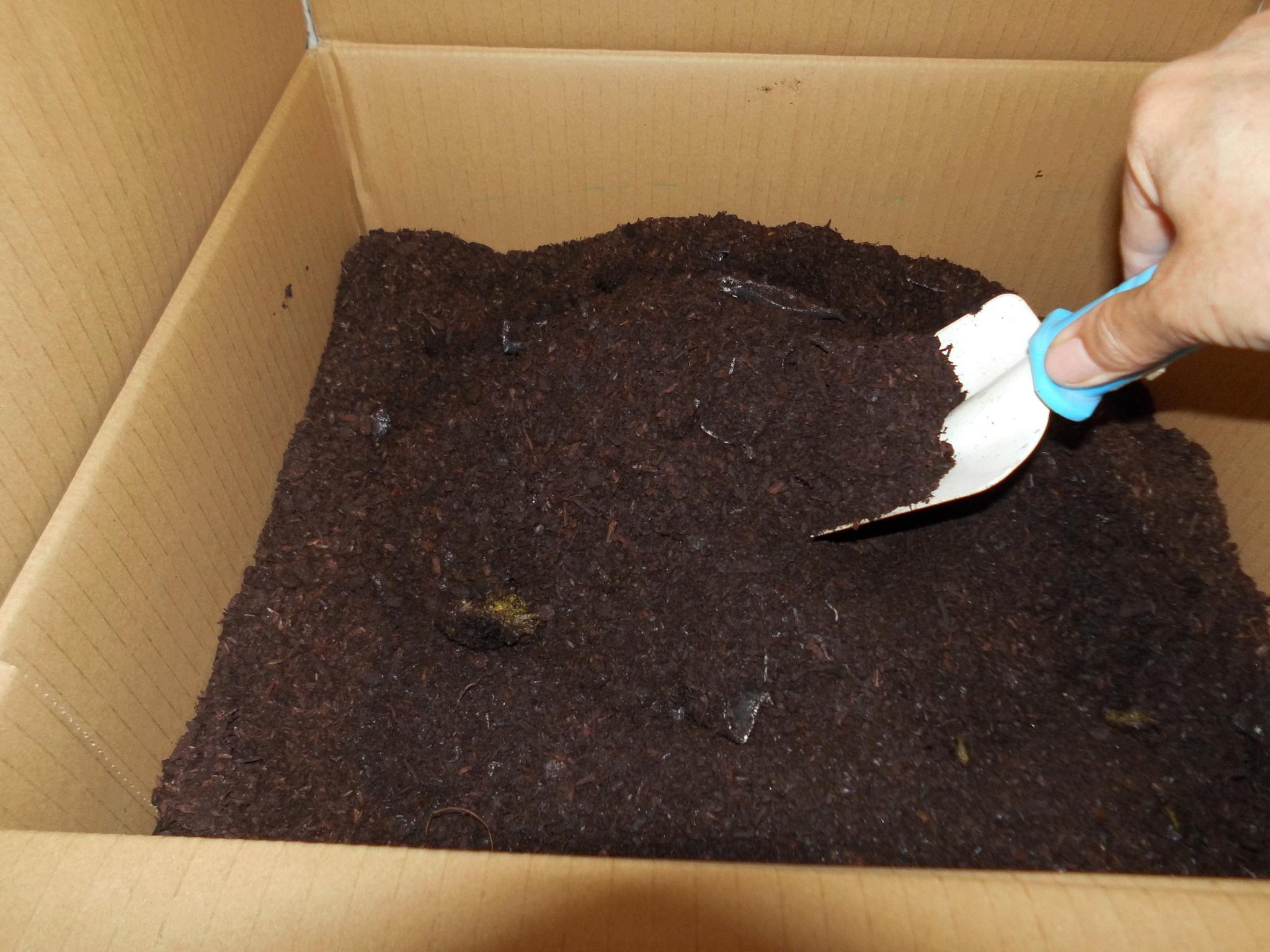 スコップで毎日混ぜ合わせるてる様子