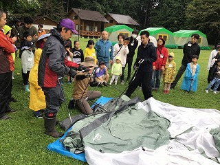 テント設営の様子