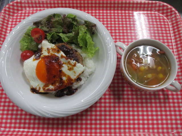 出来上がったロコモコ丼