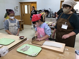 そば打ち体験の様子