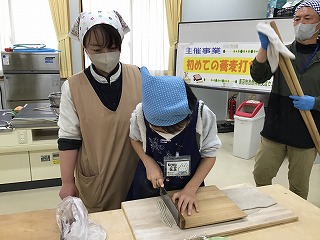 そばを切っている様子