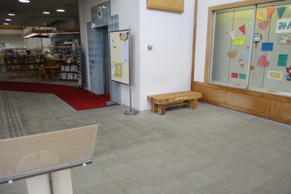 図書館にあるベンチ