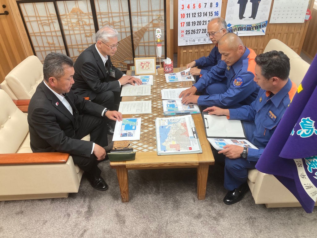 市長報告する当市消防本部職員