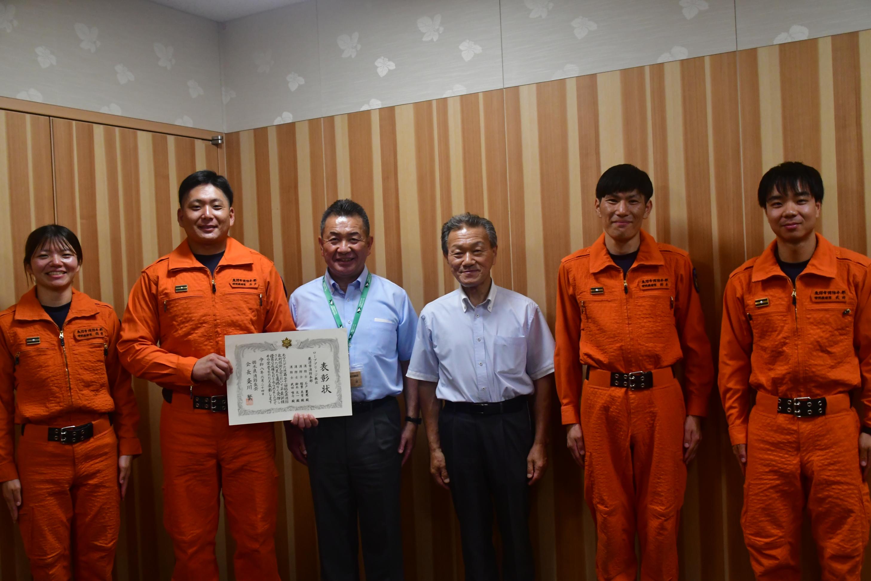 市長報告するロープブリッジ救出チーム